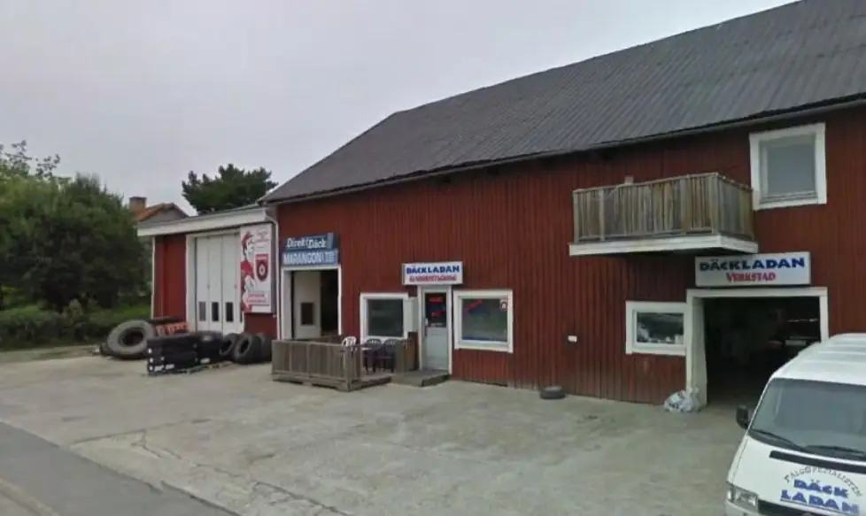 Däckladans röda ladugård på Åvägen 6 i Örnsköldsvik