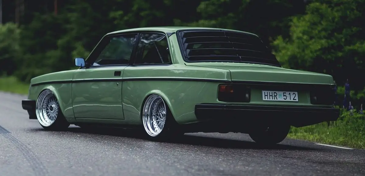 Grön Volvo 242 på polerade fälgar